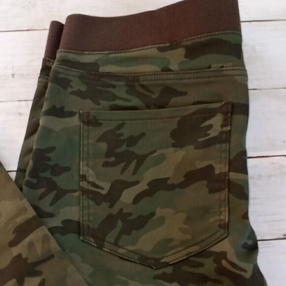 Women’s Juniors Camo Mid Rise Jeggings - Picture 3 of 5